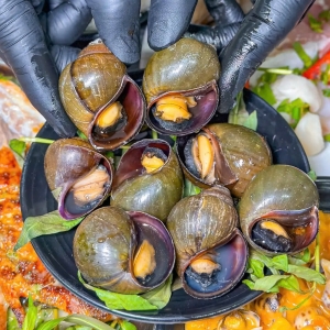 quan-oc-vy-dia-chi-quan-oc-ngon-noi-tieng-tai-quan-7-phuc-vu-nhiet-tinh-ship-tan-noi